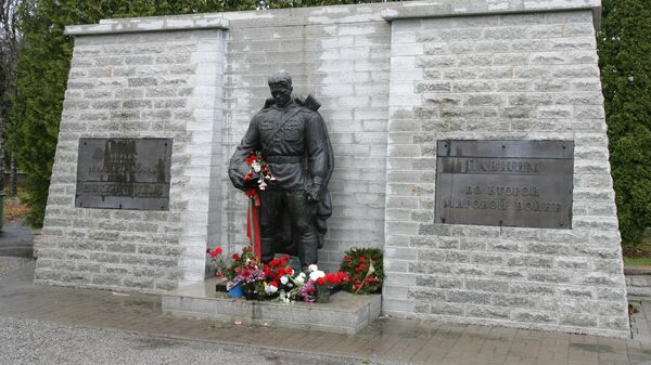 Жители Эстонии несут цветы к памятникам советским воинам, несмотря на ЧП