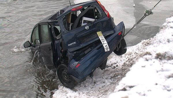 Nissan диджея Европы Плюс подняли со дна реки после ДТП в Москве Nissan диджея Европы Плюс подняли со дна реки после ДТП в Москве