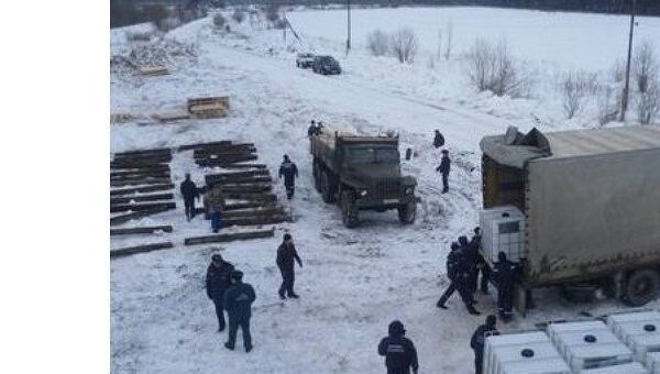 Спасатели работают на месте ЧП с химотходами в Балезино Спасатели работают на месте ЧП с химотходами в Балезино