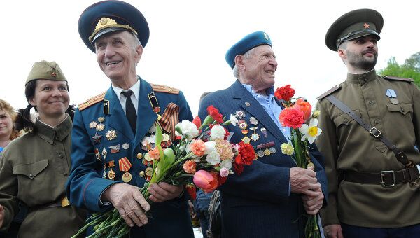 Около трех миллионов человек празднуют День Победы на улицах Москвы Около трех миллионов человек празднуют День Победы на улицах Москвы