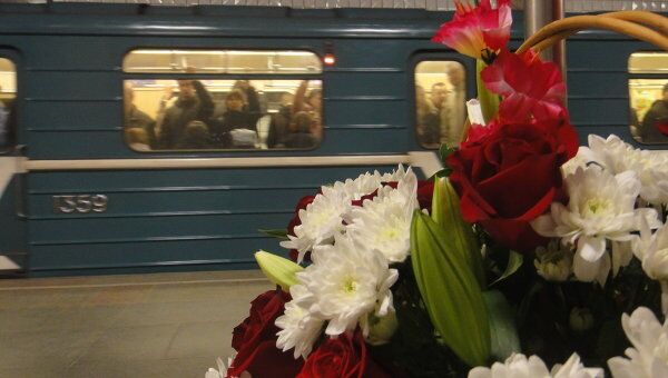 Москвичи несут цветы и свечи в память о жертвах терактов в метро Москвичи несут цветы и свечи в память о жертвах терактов в метро