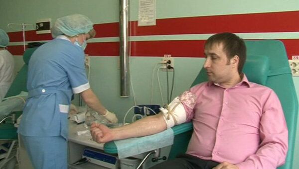 Сотни тюменцев пришли ночью сдать кровь для выживших в авиакатастрофе Сотни тюменцев пришли ночью сдать кровь для выживших в авиакатастрофе