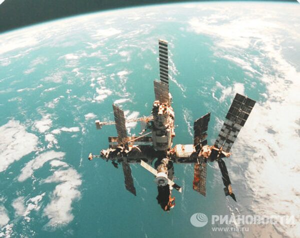Репродукция с фотографии орбитальной станции Мир Репродукция с фотографии орбитальной станции Мир