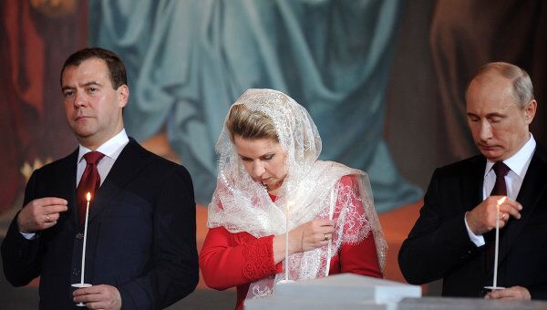 Дмитрий Медведев с супругой Светланой и Владимир Путин Дмитрий Медведев с супругой Светланой и Владимир Путин
