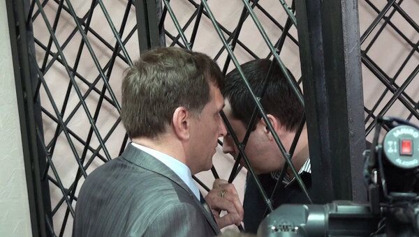 Бывший кущевский милиционер шептался с адвокатом после оглашения приговора Бывший кущевский милиционер шептался с адвокатом после оглашения приговора