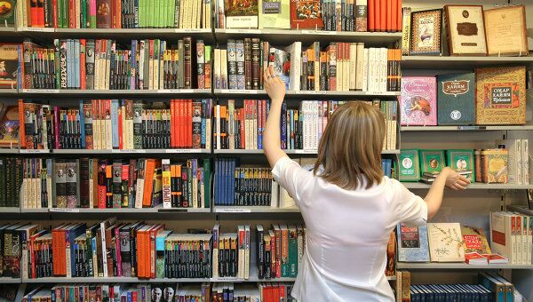 В книжном магазине. Архив В книжном магазине. Архив