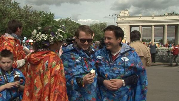 На фестивале Черешневый лес звезды в спецодежде высаживали черешни На фестивале Черешневый лес звезды в спецодежде высаживали черешни