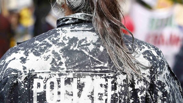 Активисты Захвати Франкфурт облили полицию краской за разгон лагеря Активисты Захвати Франкфурт облили полицию краской за разгон лагеря