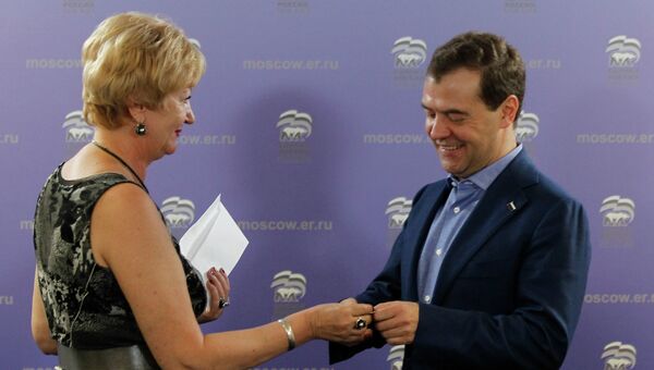 Премьер-министр РФ Д.Медведев получил партбилет Единой России Премьер-министр РФ Д.Медведев получил партбилет Единой России