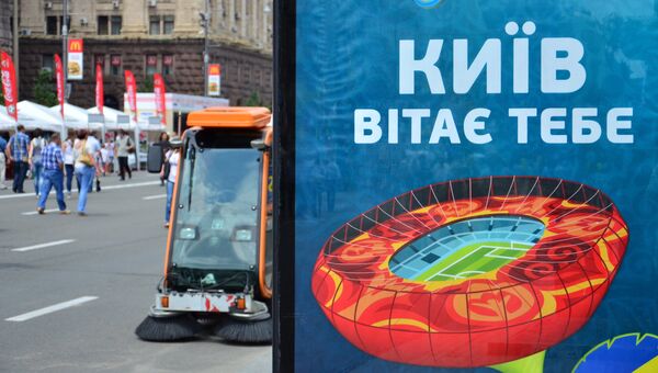 столица Украины подготовилась к уборке мусора за фанатами столица Украины подготовилась к уборке мусора за фанатами
