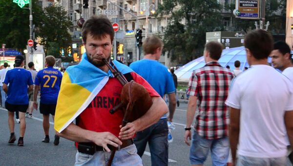 Волынки и сражение сухими красками: как Киев прощался с Евро Волынки и сражение сухими красками: как Киев прощался с Евро