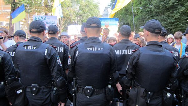Акция противников языкового закона возле здания Администрации Президента Акция противников языкового закона возле здания Администрации Президента