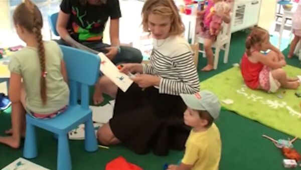 Дети играли с Натальей Водяновой на новой площадке в центре Крымска Дети играли с Натальей Водяновой на новой площадке в центре Крымска