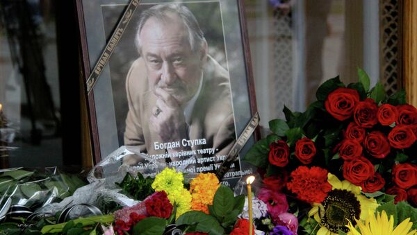Цветы у театра им. Ивана Франко в Киеве в память о Богдане Ступке Цветы у театра им. Ивана Франко в Киеве в память о Богдане Ступке