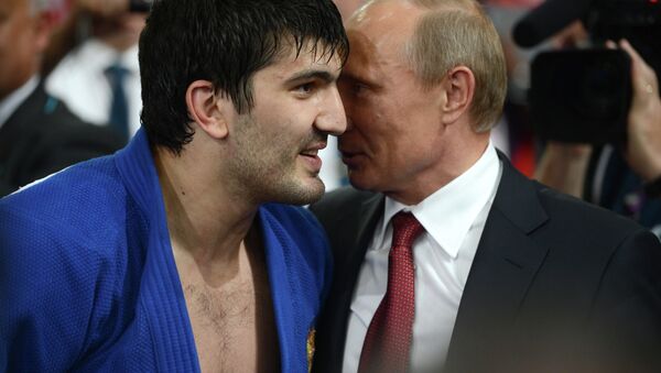Президент России Владимир Путин поздравляет россиянина Тагира Хайбулаева Президент России Владимир Путин поздравляет россиянина Тагира Хайбулаева