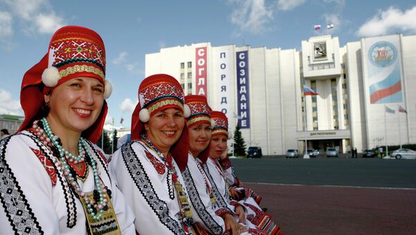 Женщины в национальных мордовских костюмах на улицах Саранска Женщины в национальных мордовских костюмах на улицах Саранска