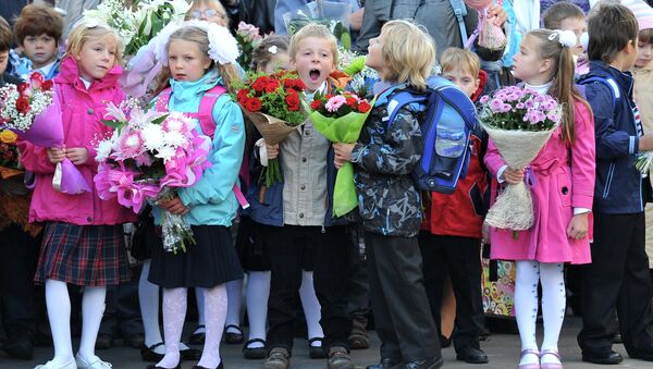 Первоклассники на торжественной линейке Первоклассники на торжественной линейке