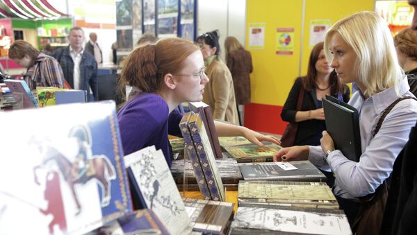 Посетители знакомятся с продукцией на 25-й московской международной книжной выставке-ярмарке в Москве. Архив Посетители знакомятся с продукцией на 25-й московской международной книжной выставке-ярмарке в Москве. Архив