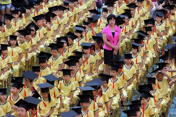 Преподаватель с учениками на праздновании дня рождения Конфуция, провинция Фуцзянь, Китай Преподаватель с учениками на праздновании дня рождения Конфуция, провинция Фуцзянь, Китай