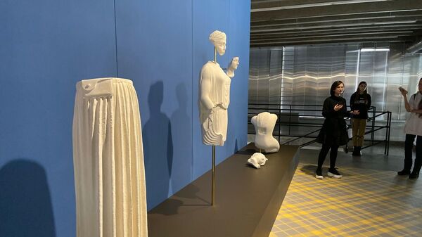 Куратор выставки Atelier E.B Прохожий в экспозиции музея Гараж Куратор выставки Atelier E.B Прохожий в экспозиции музея Гараж