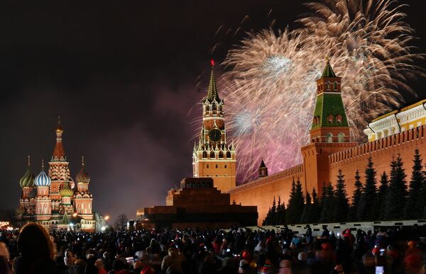 Новогодний салют над Красной площадью в Москве. Новогодний салют над Красной площадью в Москве.