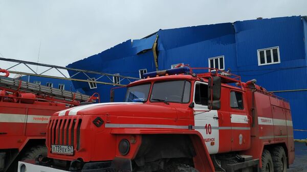Пожарные машины на месте взрыва газа на заводе резиновых изделий в Мценске Пожарные машины на месте взрыва газа на заводе резиновых изделий в Мценске