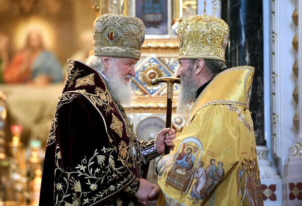 Патриарх Московский и всея Руси Кирилл и митрополит Киевский и всея Украины Онуфрий во время божественной литургии в кафедральном соборном храме Христа Спасителя Патриарх Московский и всея Руси Кирилл и митрополит Киевский и всея Украины Онуфрий во время божественной литургии в кафедральном соборном храме Христа Спасителя