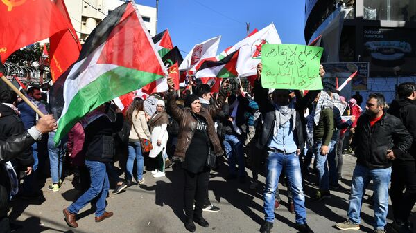 Участники акции протеста у посольства США в Бейруте против сделки века по урегулированию палестино-израильского конфликта Участники акции протеста у посольства США в Бейруте против сделки века по урегулированию палестино-израильского конфликта
