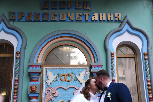 Молодожены у Измайловского ЗАГСа Молодожены у Измайловского ЗАГСа
