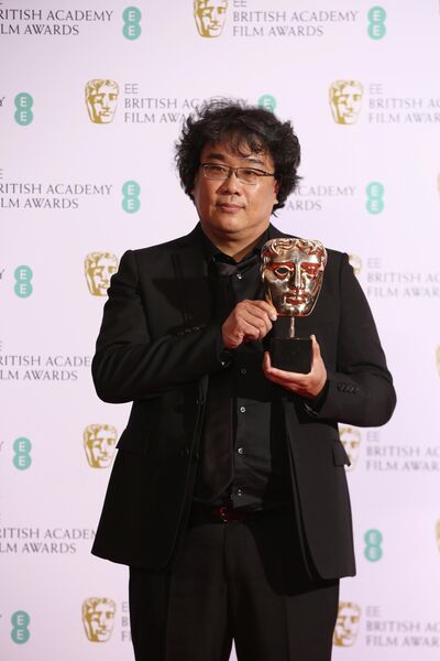Режиссер Пон Чжун Хо на церемонии вручения премии BAFTA в Лондоне Режиссер Пон Чжун Хо на церемонии вручения премии BAFTA в Лондоне