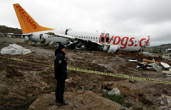 Полиция на месте жесткой посадки самолета Boeing-737 авиакомпании Pegasus в Международном аэропорту имени Сабихи Гекчен в Стамбуле Полиция на месте жесткой посадки самолета Boeing-737 авиакомпании Pegasus в Международном аэропорту имени Сабихи Гекчен в Стамбуле