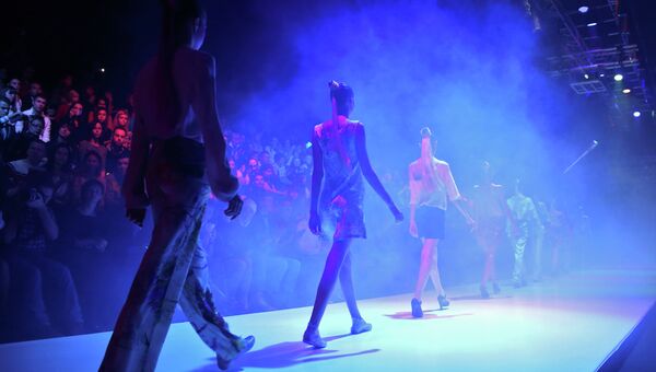 Модели на показе новой коллекции дизайнера Маруси Зайцевой в рамках Mercedes-Benz Fashion Week Russia Модели на показе новой коллекции дизайнера Маруси Зайцевой в рамках Mercedes-Benz Fashion Week Russia