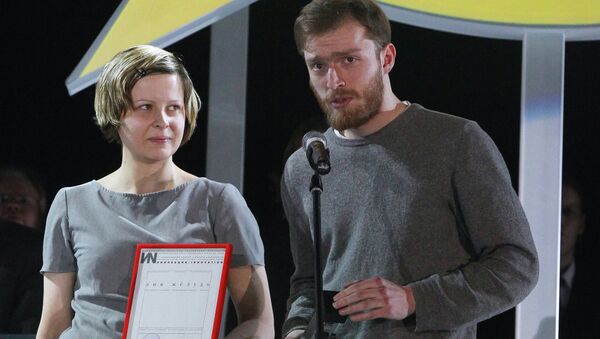 Художники Анна Желудь и Арсений Жиляев на церемонии награждения лауреатов премии Инновация Художники Анна Желудь и Арсений Жиляев на церемонии награждения лауреатов премии Инновация