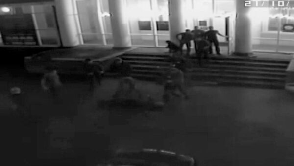 Драка с участием боксера, в которой погиб мужчина. Съемка камер наблюдения Драка с участием боксера, в которой погиб мужчина. Съемка камер наблюдения