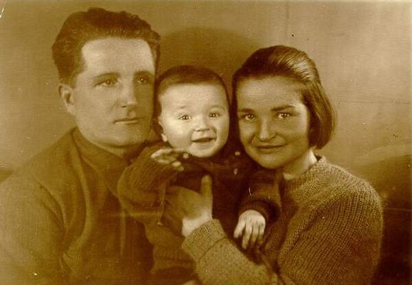 Анна Абай и Василий Максюта с сыном. 12 апреля 1941 года, село Эльген Анна Абай и Василий Максюта с сыном. 12 апреля 1941 года, село Эльген