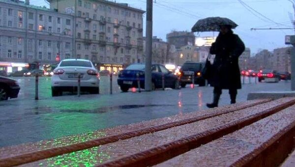Ледяной дождь барабанит по машинам и тротуарам московских улиц Ледяной дождь барабанит по машинам и тротуарам московских улиц