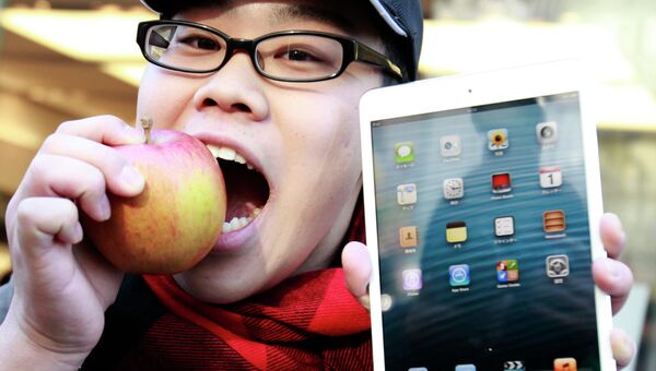 Один из первых покупателей iPad mini в Токио Один из первых покупателей iPad mini в Токио