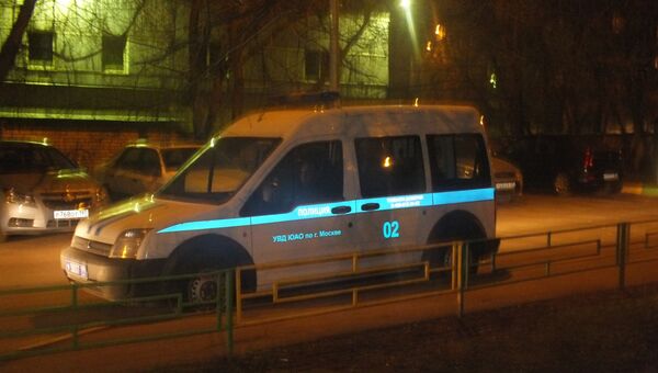 Автомобиль полиции у дома на юге Москвы, где погибли двое детей Автомобиль полиции у дома на юге Москвы, где погибли двое детей