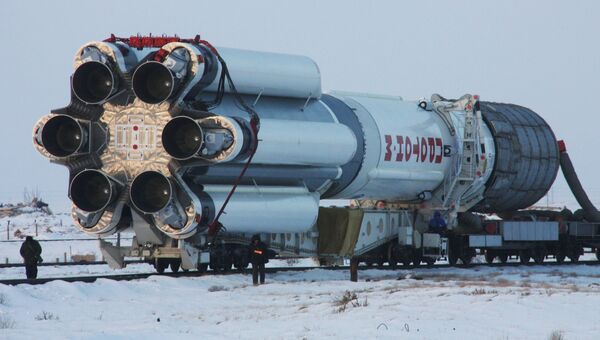 Вывоз ракеты Протон-М на стартовый комплекс Байконура. Архивное фото Вывоз ракеты Протон-М на стартовый комплекс Байконура. Архивное фото
