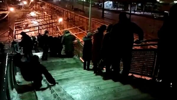 Люди спускались с моста гуськом и падали после ледяного дождя в Подмосковье Люди спускались с моста гуськом и падали после ледяного дождя в Подмосковье