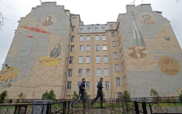 Расписанные стены одного из зданий Санкт-Петербурга Расписанные стены одного из зданий Санкт-Петербурга