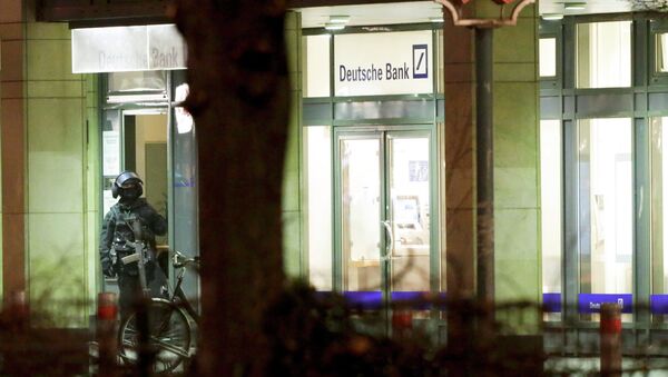 Неизвестный захватил заложника в отделении Deutsche Bank в Берлине Неизвестный захватил заложника в отделении Deutsche Bank в Берлине