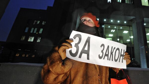 Участница одиночных пикетов в поддержку закона Димы Яковлева у здания Совета Федерации в Москве Участница одиночных пикетов в поддержку закона Димы Яковлева у здания Совета Федерации в Москве