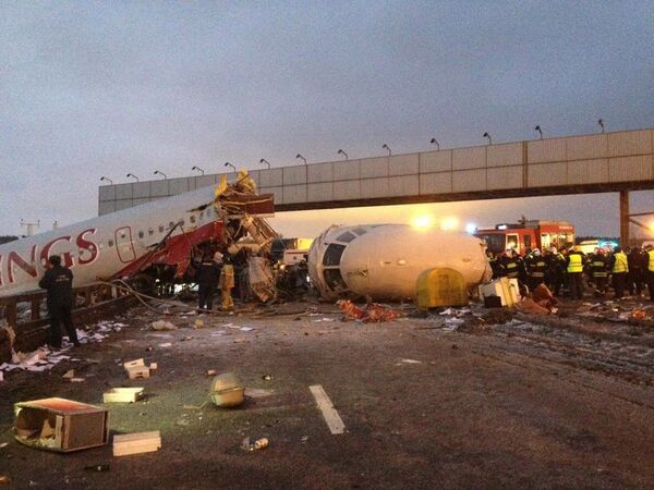 Самолет Ту-204 выехал за пределы ВПП во Внуково и загорелся Самолет Ту-204 выехал за пределы ВПП во Внуково и загорелся
