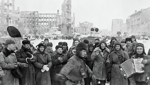 Солдаты празднуют победу в Сталинградской битве Солдаты празднуют победу в Сталинградской битве