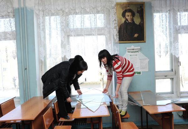 Учащиеся профессионального училища №1 в Челябинске убирают выбитые во время падения космического объекта стекла Учащиеся профессионального училища №1 в Челябинске убирают выбитые во время падения космического объекта стекла