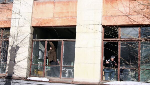 Жители Челябинска убирают стекла, выбитые взрывной волной во время падения космического объекта Жители Челябинска убирают стекла, выбитые взрывной волной во время падения космического объекта