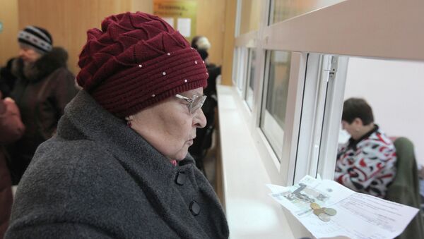 Женщина оплачивает коммунальные услуги Женщина оплачивает коммунальные услуги