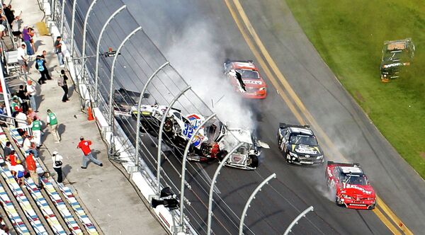 Авария на гонке NASCAR в Дейтоне-Бич Авария на гонке NASCAR в Дейтоне-Бич