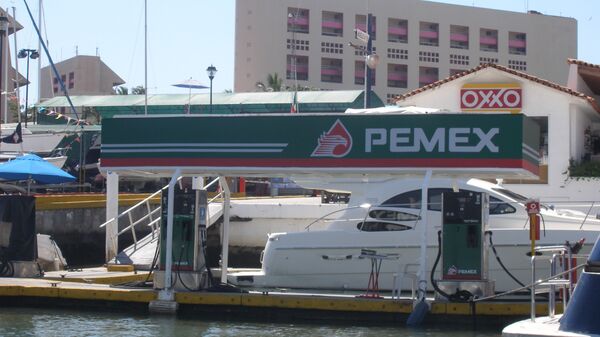 Заправка Pemex в гавани Пуэрто-Вальярты, Мексика. Архивное фото Заправка Pemex в гавани Пуэрто-Вальярты, Мексика. Архивное фото